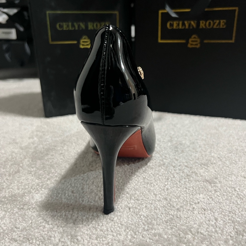 Black Round toe pumps